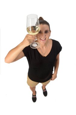 Beyaz arka planda beyaz şarap taşıyan bir kadın.