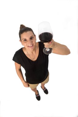 Beyaz arka planda kırmızı şarap taşıyan bir kadın.