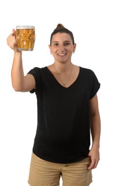 Beyaz arka planda elinde bir kavanoz bira tutan kadın.