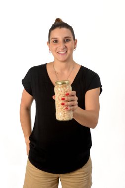 Beyaz arka planda Precookedon fasulyesi tutan kadın