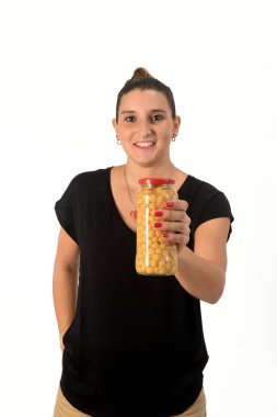 Beyaz arka planda Precookedon nohutlarını tutan kadın