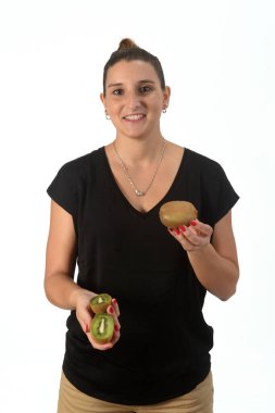 Beyaz arka planda kivi tutan kadın.