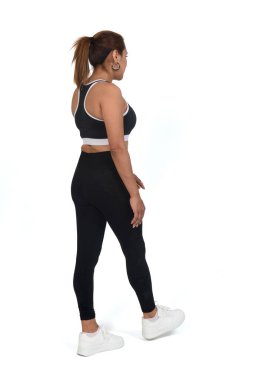 Beyaz arka planda yürüyen bir kadın spor kıyafetinin arka ve yan görüntüsü