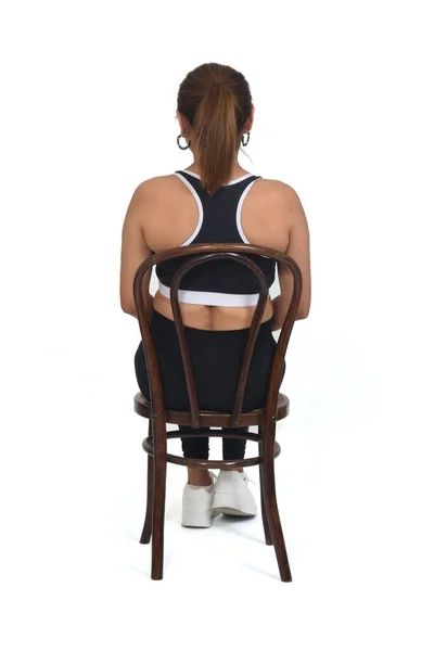 Visão Traseira Mulheres Sentadas Cadeira Com Sportswear Fundo Branco — Fotografia de Stock