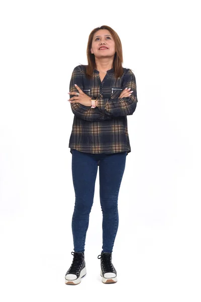 Vorderseite Eines Vollständigen Porträts Einer Frau Mit Jeans Und Turnschuhen — Stockfoto