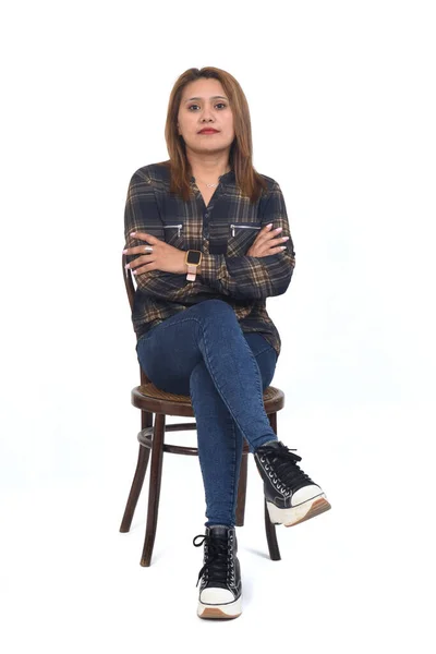 Poważna Kobieta Siedzi Krześle Białym Tle — Zdjęcie stockowe