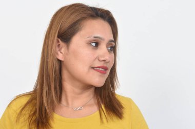 Beyaz arka planda bir kadının portresinin yan görüntüsü