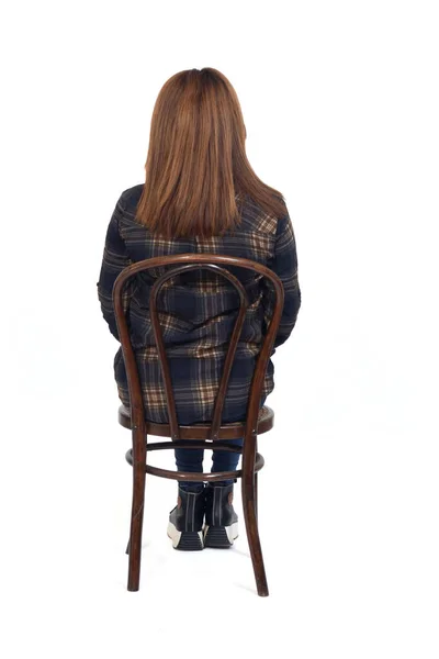 Vista Posterior Una Mujer Sentada Silla Sobre Fondo Blanco —  Fotos de Stock