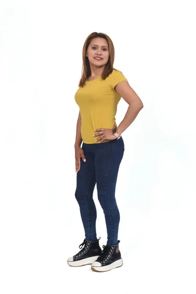 Vista Lateral Mulher Com Jeans Slim Olhando Para Câmera Mãos — Fotografia de Stock