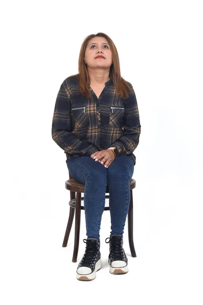 Vista Frontal Uma Mulher Sentada Cadeira Olhar Para Cima Fundo — Fotografia de Stock