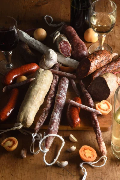 Elevated View Typical Spanish Sausages Red White Wine Wooden Table —  Fotos de Stock
