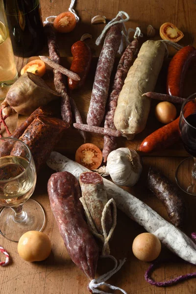 Top View Typical Spanish Sausages Red White Wine Wooden Table —  Fotos de Stock