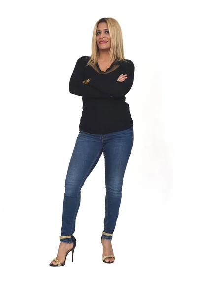 Full Portrait Woman Jeans Heeled Shoes Arms Crossed Looking Camera — Stockfoto
