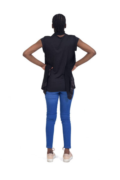 полный портрет женщины сзади с руками акимбо на белом фоне