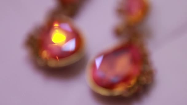 Bijoux Rouges Disposés Sur Table — Video