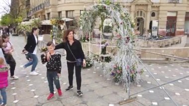 TIMISOARA, ROMANIA - 19 Nisan 2019: Zafer Meydanı, TIMFLORALIS Uluslararası Çiçek Festivali 'nde güzel çiçek süslemeleri.