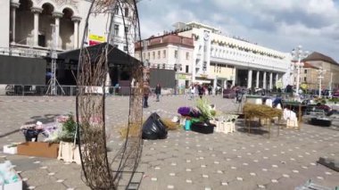 TIMISOARA, ROMANIA - 19 Nisan 2019: Zafer Meydanı, TIMFLORALIS Uluslararası Çiçek Festivali 'nde güzel çiçek süslemeleri.