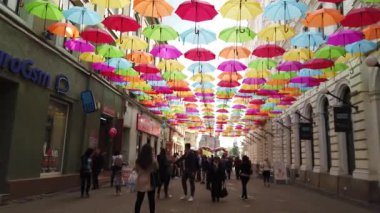 TIMISOARA, ROMANIA - 19 Nisan 2019: TiMFLORALIS Uluslararası Çiçek Festivali 'nde sokakta asılı duran renkli şemsiye. Romanya 'nın Timisoara kentinde halk sokak sanatları festivali düzenliyor. 