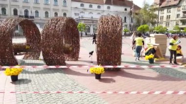 TIMISOARA, ROMANIA - 19 Nisan 2019: Zafer Meydanı, TIMFLORALIS Uluslararası Çiçek Festivali 'nde güzel çiçek süslemeleri.