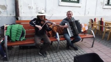 TIMISOARA, ROMANIA - 19 Nisan 2019: Romanya 'nın Timisoara kentinde düzenlenen sokak sanatları festivali insanların hoşuna gidiyor. Sokakta şarkı söyleyen sanatçılar