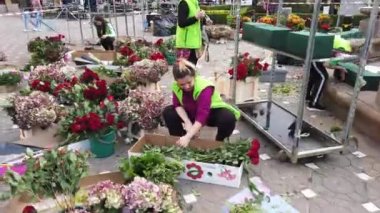 TIMISOARA, ROMANIA - 19 Nisan 2019: Zafer Meydanı, TIMFLORALIS Uluslararası Çiçek Festivali 'nde güzel çiçek süslemeleri.