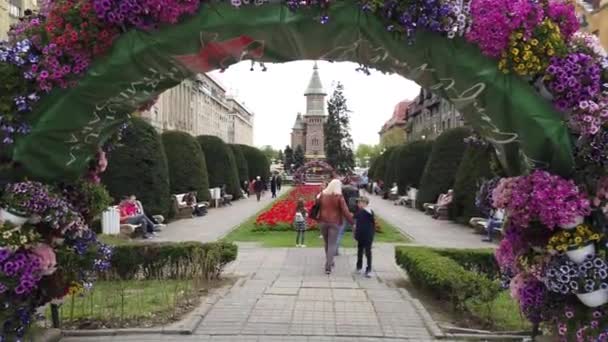 Timisoara Rumunia Kwietnia 2019 Plac Zwycięstwa Piękne Dekoracje Kwiatowe Międzynarodowym — Wideo stockowe