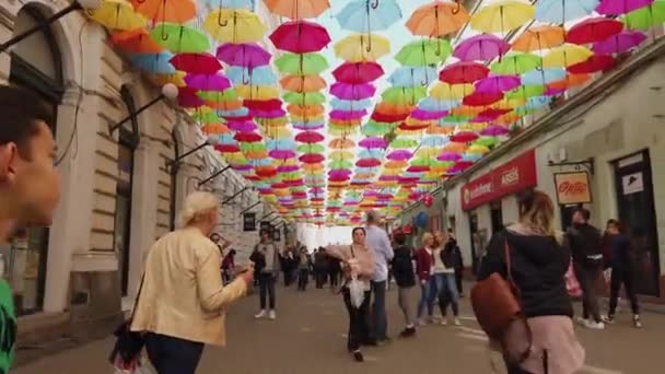 Timisoara Rumunia Kwietnia 2019 Kolorowy Parasol Wiszący Ulicy Międzynarodowym Festiwalu — Wideo stockowe