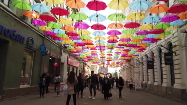 Timisoara Romania Abril 2019 Paraguas Colores Colgando Calle Festival Internacional — Vídeos de Stock