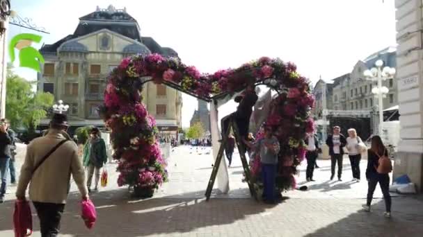 Timisoara Roemenië April 2019 Overwinningsplein Mooie Bloemdecoraties Het Internationale Bloemenfestival — Stockvideo