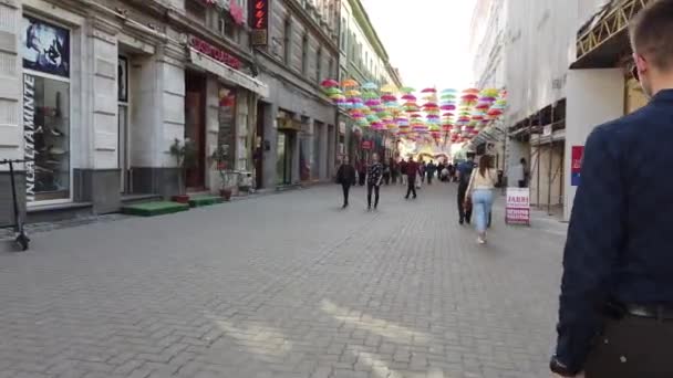 Timisoara Roménia Abril 2019 Guarda Chuva Colorido Pendurado Rua Festival — Vídeo de Stock