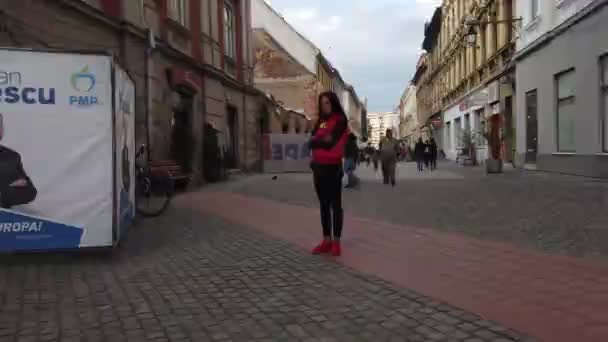 Тимисоара Румыния Апреля 2019 Года Женщина Ожидающая Улице Цветком Руке — стоковое видео
