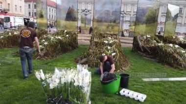 TIMISOARA, ROMANIA - 19 Nisan 2019: Zafer Meydanı, TIMFLORALIS Uluslararası Çiçek Festivali 'nde güzel çiçek süslemeleri.