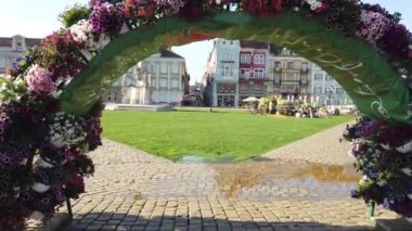 TIMISOARA, ROMANIA - 19 Nisan 2019: Zafer Meydanı, TIMFLORALIS Uluslararası Çiçek Festivali 'nde güzel çiçek süslemeleri.