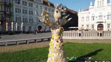 TIMISOARA, ROMANIA - 19 Nisan 2019: Zafer Meydanı, TIMFLORALIS Uluslararası Çiçek Festivali 'nde güzel çiçek süslemeleri.