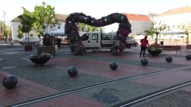 TIMISOARA, ROMANIA - 19 Nisan 2019: Zafer Meydanı, TIMFLORALIS Uluslararası Çiçek Festivali 'nde güzel çiçek süslemeleri.