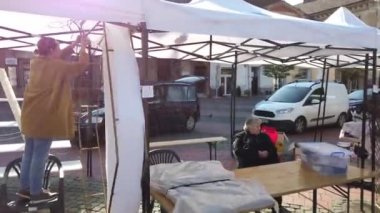 TIMISOARA, ROMANIA - 19 Nisan 2019: Zafer Meydanı, TIMFLORALIS Uluslararası Çiçek Festivali 'nde güzel çiçek süslemeleri.