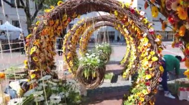 TIMISOARA, ROMANIA - 19 Nisan 2019: Zafer Meydanı, TIMFLORALIS Uluslararası Çiçek Festivali 'nde güzel çiçek süslemeleri.