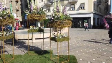 TIMISOARA, ROMANIA - 19 Nisan 2019: Zafer Meydanı, TIMFLORALIS Uluslararası Çiçek Festivali 'nde güzel çiçek süslemeleri.