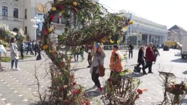 TIMISOARA, ROMANIA - 19 Nisan 2019: Zafer Meydanı, TIMFLORALIS Uluslararası Çiçek Festivali 'nde güzel çiçek süslemeleri.
