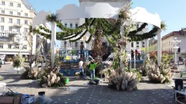 TIMISOARA, ROMANIA - 19 Nisan 2019: Zafer Meydanı, TIMFLORALIS Uluslararası Çiçek Festivali 'nde güzel çiçek süslemeleri.