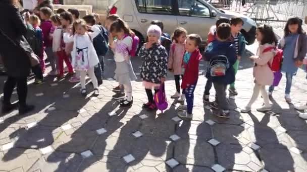 Тимисоара Румыния Апреля 2019 Года Дети Наслаждающиеся Фестивалем Уличных Цветов — стоковое видео