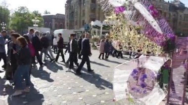 TIMISOARA, ROMANIA - 19 Nisan 2019: Zafer Meydanı, TIMFLORALIS Uluslararası Çiçek Festivali 'nde güzel çiçek süslemeleri.