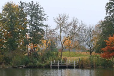 İnsanlar gün batımında Almanya 'nın Regensburg kentindeki Tuna Nehri boyunca kırsal bir yolda koşuyorlar..