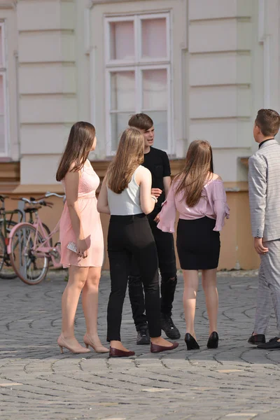 Timisoara Romania Березня 2018 Площа Piata Libertatii Група Підлітків Збираються — стокове фото