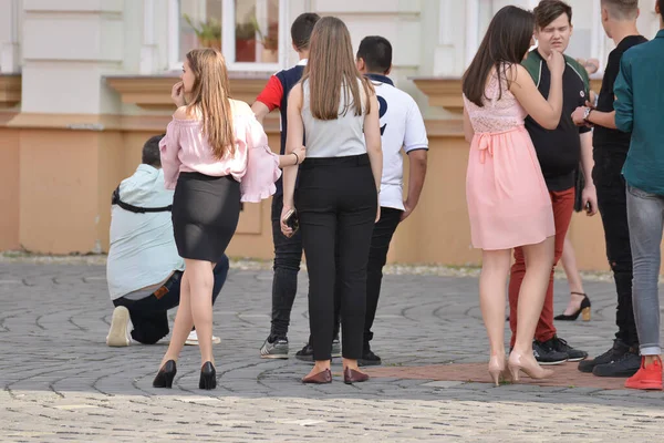 Timisoara Roménia Março 2018 Praça Piata Libertatii Grupo Adolescentes Está — Fotografia de Stock