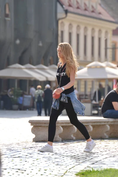 Timisoara Romania 2018 소녀가 거리를 — 스톡 사진