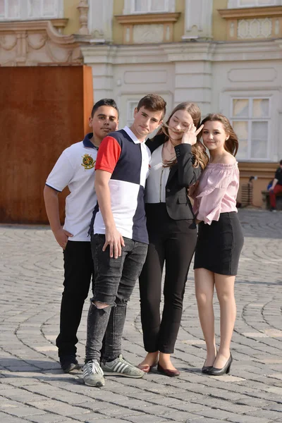 Timisoara Romania Marzo 2018 Plaza Piata Libertatii Grupo Adolescentes Reúne —  Fotos de Stock