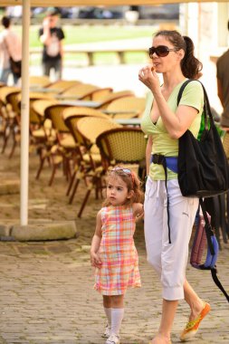 TIMISOARA, ROMANIA - 27 Nisan 2013: Şehir merkezinde düzenlenen serbest piyasa değişimine katılan insanlar
