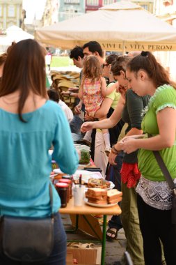 TIMISOARA, ROMANIA - 27 Nisan 2013: Şehir merkezinde düzenlenen serbest piyasa değişimine katılan insanlar