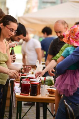 TIMISOARA, ROMANIA - 27 Nisan 2013: Şehir merkezinde düzenlenen serbest piyasa değişimine katılan insanlar